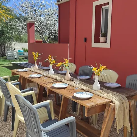 Stella Rossa - Spacious 3br Family House Near Agios Gordios Áno Garoúna